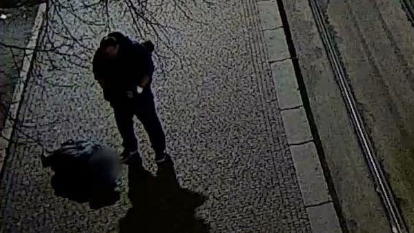 Kopance do hlavy a loupež, kamera zachytila drsné napadení muže v Praze